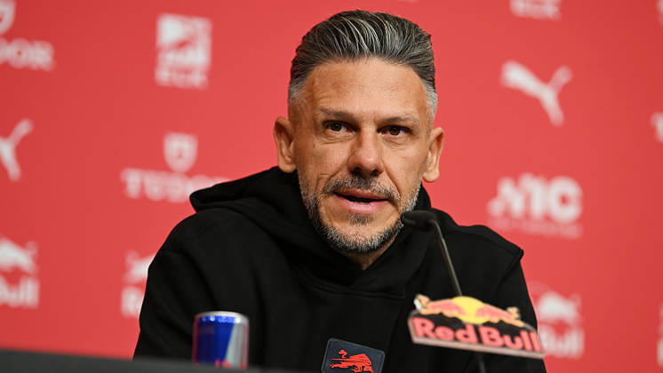 Fußball-Bundesliga Saison 2026 2027, 6. Spieltag, PK RB Leipzig vor Bayern München vs. RB Leipzig (16.10.2026). Martin Demichelis (Trainer RB Leipzig) bei der Pressekonferenz von RB Leipzig vor dem Bundesliga-Spiel bei Bayern München (16.10.2026). Leipzig Sachsen Deutschland Red-Bull-Trainingsgelände am Cottaweg