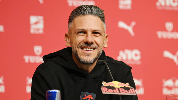 Fußball-Bundesliga Saison 2026 2027, 6. Spieltag, PK RB Leipzig vor Bayern München vs. RB Leipzig (16.10.2026). Martin Demichelis (Trainer RB Leipzig) bei der Pressekonferenz von RB Leipzig vor dem Bundesliga-Spiel bei Bayern München (16.10.2026). Leipzig Sachsen Deutschland Red-Bull-Trainingsgelände am Cottaweg