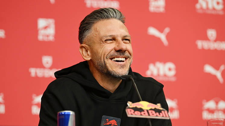 Fußball-Bundesliga Saison 2026 2027, 6. Spieltag, PK RB Leipzig vor Bayern München vs. RB Leipzig (16.10.2026). Martin Demichelis (Trainer RB Leipzig) bei der Pressekonferenz von RB Leipzig vor dem Bundesliga-Spiel bei Bayern München (16.10.2026). Leipzig Sachsen Deutschland Red-Bull-Trainingsgelände am Cottaweg