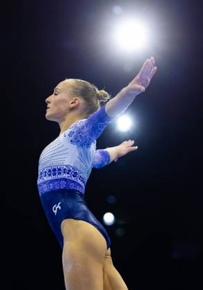 ROTTERDAM - Sanne Wevers during podium training at the World Gymnastics Championships in Ahoy Rotterdam. IRIS VAN DEN BROEK ANP xVIxANPxSportx xxANPxIVx 572627196 originalFilename: 572627196.jpg