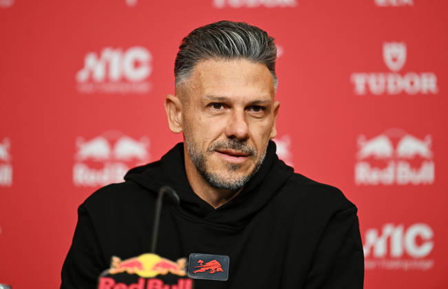 Fußball-Bundesliga Saison 2026 2027, 6. Spieltag, PK RB Leipzig vor Bayern München vs. RB Leipzig (16.10.2026). Martin Demichelis (Trainer RB Leipzig) bei der Pressekonferenz von RB Leipzig vor dem Bundesliga-Spiel bei Bayern München (16.10.2026). Leipzig Sachsen Deutschland Red-Bull-Trainingsgelände am Cottaweg