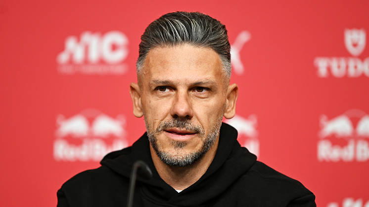 Fußball-Bundesliga Saison 2026 2027, 6. Spieltag, PK RB Leipzig vor Bayern München vs. RB Leipzig (16.10.2026). Martin Demichelis (Trainer RB Leipzig) bei der Pressekonferenz von RB Leipzig vor dem Bundesliga-Spiel bei Bayern München (16.10.2026). Leipzig Sachsen Deutschland Red-Bull-Trainingsgelände am Cottaweg