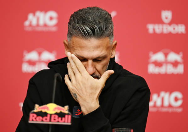 Fußball-Bundesliga Saison 2026 2027, 6. Spieltag, PK RB Leipzig vor Bayern München vs. RB Leipzig (16.10.2026). Martin Demichelis (Trainer RB Leipzig) bei der Pressekonferenz von RB Leipzig vor dem Bundesliga-Spiel bei Bayern München (16.10.2026). Demichelis wischt sich über das Gesicht die Augen. Leipzig Sachsen Deutschland Red-Bull-Trainingsgelände am Cottaweg