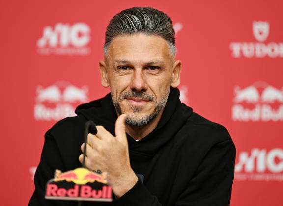 Fußball-Bundesliga Saison 2026 2027, 6. Spieltag, PK RB Leipzig vor Bayern München vs. RB Leipzig (16.10.2026). Martin Demichelis (Trainer RB Leipzig) bei der Pressekonferenz von RB Leipzig vor dem Bundesliga-Spiel bei Bayern München (16.10.2026). Demichelis hebt den Daumen. Leipzig Sachsen Deutschland Red-Bull-Trainingsgelände am Cottaweg