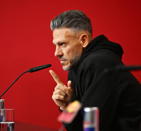 Fußball-Bundesliga Saison 2026 2027, 6. Spieltag, PK RB Leipzig vor Bayern München vs. RB Leipzig (16.10.2026). Martin Demichelis (Trainer RB Leipzig) bei der Pressekonferenz von RB Leipzig vor dem Bundesliga-Spiel bei Bayern München (16.10.2026). Demichelis hebt den Zeigefinger. Leipzig Sachsen Deutschland Red-Bull-Trainingsgelände am Cottaweg