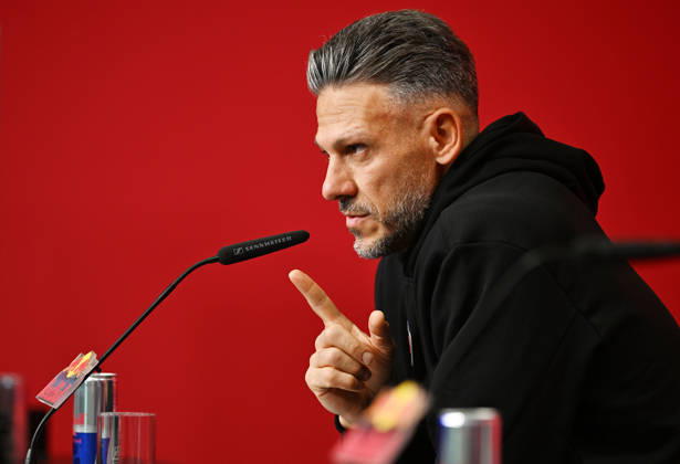 Fußball-Bundesliga Saison 2026 2027, 6. Spieltag, PK RB Leipzig vor Bayern München vs. RB Leipzig (16.10.2026). Martin Demichelis (Trainer RB Leipzig) bei der Pressekonferenz von RB Leipzig vor dem Bundesliga-Spiel bei Bayern München (16.10.2026). Demichelis hebt den Zeigefinger. Leipzig Sachsen Deutschland Red-Bull-Trainingsgelände am Cottaweg