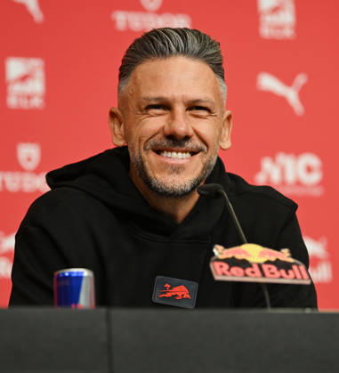 Fußball-Bundesliga Saison 2026 2027, 6. Spieltag, PK RB Leipzig vor Bayern München vs. RB Leipzig (16.10.2026). Martin Demichelis (Trainer RB Leipzig) bei der Pressekonferenz von RB Leipzig vor dem Bundesliga-Spiel bei Bayern München (16.10.2026). Demichelis hebt den Zeigefinger. Leipzig Sachsen Deutschland Red-Bull-Trainingsgelände am Cottaweg