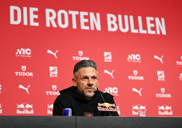 Fußball-Bundesliga Saison 2026 2027, 6. Spieltag, PK RB Leipzig vor Bayern München vs. RB Leipzig (16.10.2026). Martin Demichelis (Trainer RB Leipzig) bei der Pressekonferenz von RB Leipzig vor dem Bundesliga-Spiel bei Bayern München (16.10.2026). Demichelis hebt den Zeigefinger. Leipzig Sachsen Deutschland Red-Bull-Trainingsgelände am Cottaweg