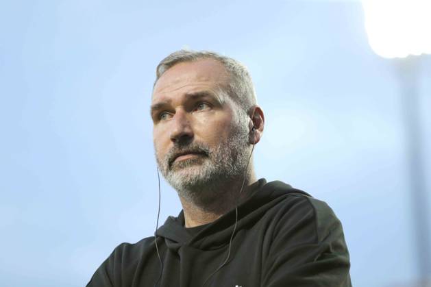 Foto : kurz vor Spielbeginn ... Trainer Tim WALTER (Kiel) im Blickpunkt der Medien Fussball 2. Bundesliga , 2. Spieltag am Fr. 16.10.2026 Holstein Kiel - Hertha BSC