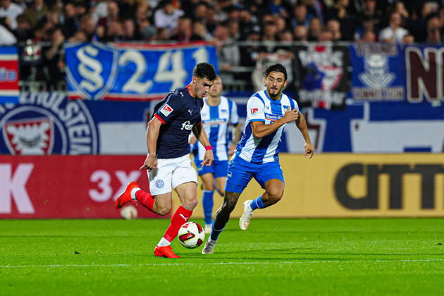 Guillermo Balzi (Holstein Kiel, 08), Kevin Sessa (Hertha BSC, 08) GER, Holstein Kiel vs. Hertha BSC, Fußball, 2. Bundesliga, Spieltag 08, Saison 2026 2027, 16.10.2026 DFL REGULATIONS PROHIBIT ANY USE OF PHOTOGRAPHS AS IMAGE SEQUENCES AND OR QUASI-VIDEO GER, Holstein Kiel vs. Hertha BSC, Fußball, 2. Bundesliga, Spieltag 08, Saison 2026 2027, 16.10.2026 Kiel Copyright: xEibner-Pressefoto MarcelxvonxFehrnx EP_MFN