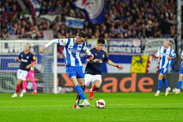 Niklas Kolbe (Hertha BSC, 27), Guillermo Balzi (Holstein Kiel, 08) GER, Holstein Kiel vs. Hertha BSC, Fußball, 2. Bundesliga, Spieltag 08, Saison 2026 2027, 16.10.2026 DFL REGULATIONS PROHIBIT ANY USE OF PHOTOGRAPHS AS IMAGE SEQUENCES AND OR QUASI-VIDEO GER, Holstein Kiel vs. Hertha BSC, Fußball, 2. Bundesliga, Spieltag 08, Saison 2026 2027, 16.10.2026 Kiel Copyright: xEibner-Pressefoto MarcelxvonxFehrnx EP_MFN