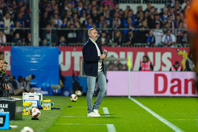 Tim Walter (Holstein Kiel, Trainer) GER, Holstein Kiel vs. Hertha BSC, Fußball, 2. Bundesliga, Spieltag 08, Saison 2026 2027, 16.10.2026 DFL REGULATIONS PROHIBIT ANY USE OF PHOTOGRAPHS AS IMAGE SEQUENCES AND OR QUASI-VIDEO GER, Holstein Kiel vs. Hertha BSC, Fußball, 2. Bundesliga, Spieltag 08, Saison 2026 2027, 16.10.2026 Kiel Copyright: xEibner-Pressefoto MarcelxvonxFehrnx EP_MFN