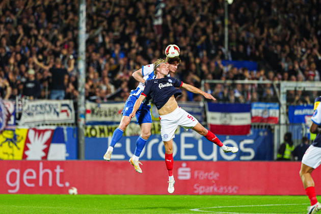 Noah Madsen (Holstein Kiel, 05), Sebastian Grönning (Hertha BSC, 17) GER, Holstein Kiel vs. Hertha BSC, Fußball, 2. Bundesliga, Spieltag 08, Saison 2026 2027, 16.10.2026 DFL REGULATIONS PROHIBIT ANY USE OF PHOTOGRAPHS AS IMAGE SEQUENCES AND OR QUASI-VIDEO GER, Holstein Kiel vs. Hertha BSC, Fußball, 2. Bundesliga, Spieltag 08, Saison 2026 2027, 16.10.2026 Kiel Copyright: xEibner-Pressefoto MarcelxvonxFehrnx EP_MFN