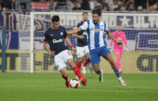 Guillermo Balzi (Holstein Kiel), Kevin Sessa (Hertha BSC Berlin) Fussball, Herren, Saison 2026 2027, 2.BL, Holstein Stadion, Holstein Kiel gegen Hertha BSC Berlin DFL REGULATIONS PROHIBIT ANY USE OF PHOTOGRAPHS AS IMAGE SEQUENCES AND OR QUASI-VIDEO.
