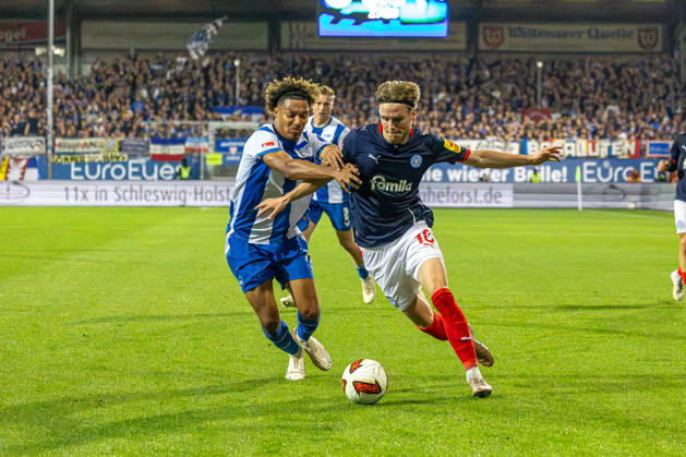 16.10.2026 Fußball 2. Bundesliga Männer Saison 2026 2027 8. Spieltag Holstein Kiel - Hertha BSC (Kiel in Dunkelblau, Berlin in Weiß Blau gestreift) Oluwaseun Adewumi (li.), Jonas Therkelsen Kiel Holstein Stadion, Westring 501 Schleswig Holstein Deutschland