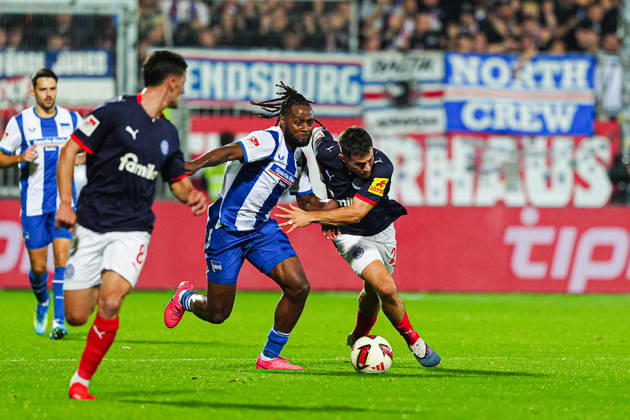 Deyovaisio Zeefuik (Hertha BSC, 42), Adrian Kapralik (Holstein Kiel, 20) GER, Holstein Kiel vs. Hertha BSC, Fußball, 2. Bundesliga, Spieltag 08, Saison 2026 2027, 16.10.2026 DFL REGULATIONS PROHIBIT ANY USE OF PHOTOGRAPHS AS IMAGE SEQUENCES AND OR QUASI-VIDEO GER, Holstein Kiel vs. Hertha BSC, Fußball, 2. Bundesliga, Spieltag 08, Saison 2026 2027, 16.10.2026 Kiel Copyright: xEibner-Pressefoto MarcelxvonxFehrnx EP_MFN