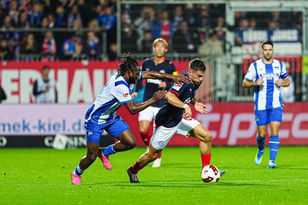 Deyovaisio Zeefuik (Hertha BSC, 42), Adrian Kapralik (Holstein Kiel, 20) GER, Holstein Kiel vs. Hertha BSC, Fußball, 2. Bundesliga, Spieltag 08, Saison 2026 2027, 16.10.2026 DFL REGULATIONS PROHIBIT ANY USE OF PHOTOGRAPHS AS IMAGE SEQUENCES AND OR QUASI-VIDEO GER, Holstein Kiel vs. Hertha BSC, Fußball, 2. Bundesliga, Spieltag 08, Saison 2026 2027, 16.10.2026 Kiel Copyright: xEibner-Pressefoto MarcelxvonxFehrnx EP_MFN