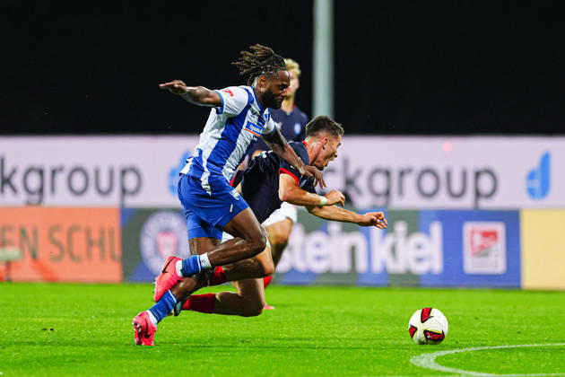 Deyovaisio Zeefuik (Hertha BSC, 42), Adrian Kapralik (Holstein Kiel, 20) GER, Holstein Kiel vs. Hertha BSC, Fußball, 2. Bundesliga, Spieltag 08, Saison 2026 2027, 16.10.2026 DFL REGULATIONS PROHIBIT ANY USE OF PHOTOGRAPHS AS IMAGE SEQUENCES AND OR QUASI-VIDEO GER, Holstein Kiel vs. Hertha BSC, Fußball, 2. Bundesliga, Spieltag 08, Saison 2026 2027, 16.10.2026 Kiel Copyright: xEibner-Pressefoto MarcelxvonxFehrnx EP_MFN