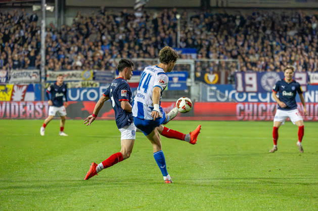 16.10.2026 Fußball 2. Bundesliga Männer Saison 2026 2027 8. Spieltag Holstein Kiel - Hertha BSC (Kiel in Dunkelblau, Berlin in Weiß Blau gestreift) Guillermo Balzi (li.), Linus Gechter Kiel Holstein Stadion, Westring 501 Schleswig Holstein Deutschland