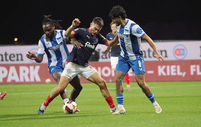 Deyovaisio Zeefuik (Hertha BSC Berlin), Adrian Kapralik (Holstein Kiel), Kevin Sessa (Hertha BSC Berlin) Fussball, Herren, Saison 2026 2027, 2.BL, Holstein Stadion, Holstein Kiel gegen Hertha BSC Berlin DFL REGULATIONS PROHIBIT ANY USE OF PHOTOGRAPHS AS IMAGE SEQUENCES AND OR QUASI-VIDEO.