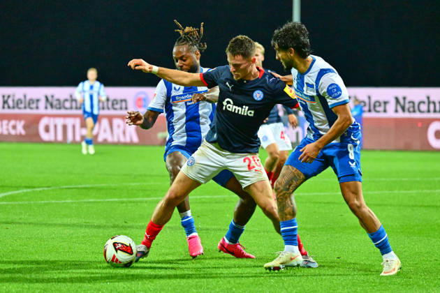 16.10.2026, Fußball, Herren, 2.BL (Bundesliga), Saison 2026 2027, Holstein Kiel - Hertha BSC Berlin, 8. Spieltag, KSV, Holstein-Stadion, Letzter gegen Tabellenführer Adrian Kapralik gegen Kevin Simone Sessa Kiel, Holstein-Stadion Holstein-Stadion Schleswig-Holstein Deutschland