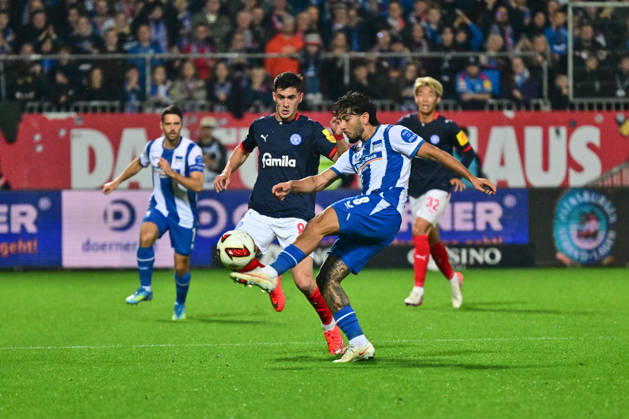 16.10.2026, Fußball, Herren, 2.BL (Bundesliga), Saison 2026 2027, Holstein Kiel - Hertha BSC Berlin, 8. Spieltag, KSV, Holstein-Stadion, Letzter gegen Tabellenführer Guillermo Balzi gegen Kevin Simone Sessa Kiel, Holstein-Stadion Holstein-Stadion Schleswig-Holstein Deutschland