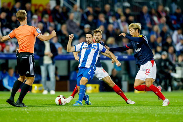 Kiel, 16. Oktober 2026 - Fußball, 2. Bundesliga 2026 27, Holstein Kiel - Hertha BSC: Josip Brekalo (Hertha BSC, 7), Jonas Meffert (Holstein Kiel, 28), Hiroki Sekine (Holstein Kiel, 32) DFL REGULATIONS PROHIBIT ANY USE OF PHOTOGRAPHS AS IMAGE SEQUENCES AND OR QUASI-VIDEO.