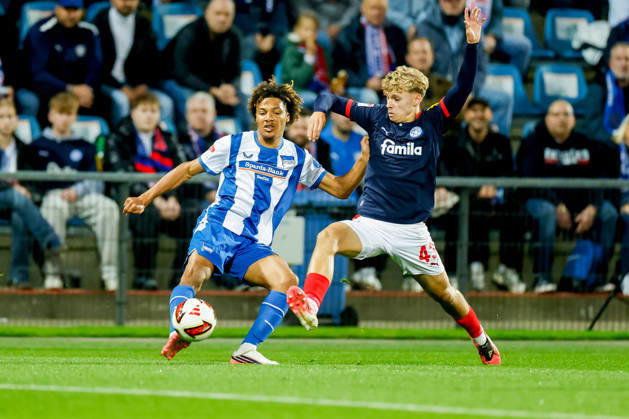 Kiel, 16. Oktober 2026 - Fußball, 2. Bundesliga 2026 27, Holstein Kiel - Hertha BSC: Oluwaseun Adewumi (Hertha BSC, 19), Til Wiese (Holstein Kiel, 43) DFL REGULATIONS PROHIBIT ANY USE OF PHOTOGRAPHS AS IMAGE SEQUENCES AND OR QUASI-VIDEO.