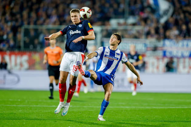 Kiel, 16. Oktober 2026 - Fußball, 2. Bundesliga 2026 27, Holstein Kiel - Hertha BSC: Phil Harres (Holstein Kiel, 19), Linus Gechter (Hertha BSC, 44) DFL REGULATIONS PROHIBIT ANY USE OF PHOTOGRAPHS AS IMAGE SEQUENCES AND OR QUASI-VIDEO.