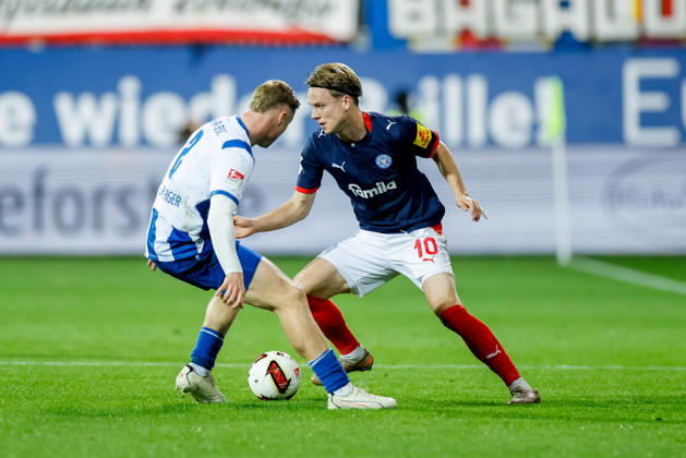 Kiel, 16. Oktober 2026 - Fußball, 2. Bundesliga 2026 27, Holstein Kiel - Hertha BSC: Julian Eitschberger (Hertha BSC, 2), Jonas Therkelsen (Holstein Kiel, 10) DFL REGULATIONS PROHIBIT ANY USE OF PHOTOGRAPHS AS IMAGE SEQUENCES AND OR QUASI-VIDEO.