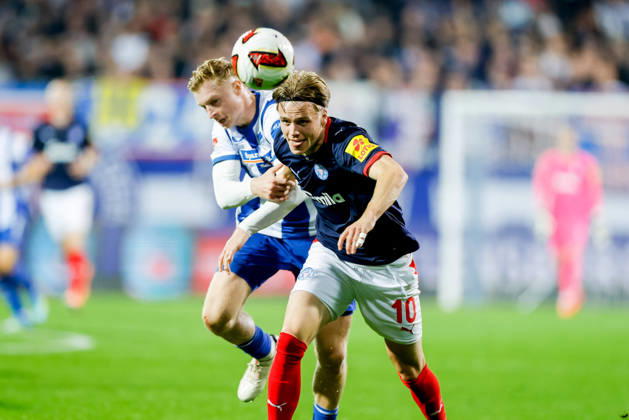 Kiel, 16. Oktober 2026 - Fußball, 2. Bundesliga 2026 27, Holstein Kiel - Hertha BSC: Julian Eitschberger (Hertha BSC, 2), Jonas Therkelsen (Holstein Kiel, 10) DFL REGULATIONS PROHIBIT ANY USE OF PHOTOGRAPHS AS IMAGE SEQUENCES AND OR QUASI-VIDEO.