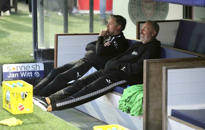 Foto : kurz vor Spielbeginn ... Trainer Tim WALTER (Kiel) hat gut Lachen ... Fussball 2. Bundesliga , 2. Spieltag am Fr. 16.10.2026 Holstein Kiel - Hertha BSC