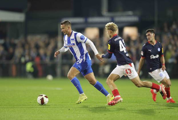 Foto : Paul SEGUIN (Hertha) gegen Wiese , rechts Fussball 2. Bundesliga , 2. Spieltag am Fr. 16.10.2026 Holstein Kiel - Hertha BSC