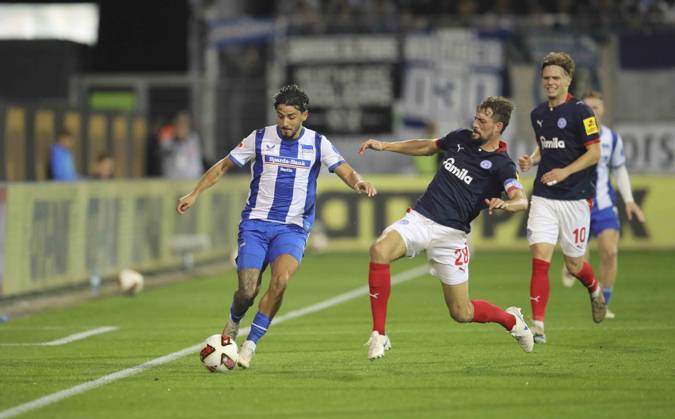 Foto : Kevin SESSA (Hertha) gegen Jonas MEFFERT (Kiel , rechts) Fussball 2. Bundesliga , 2. Spieltag am Fr. 16.10.2026 Holstein Kiel - Hertha BSC