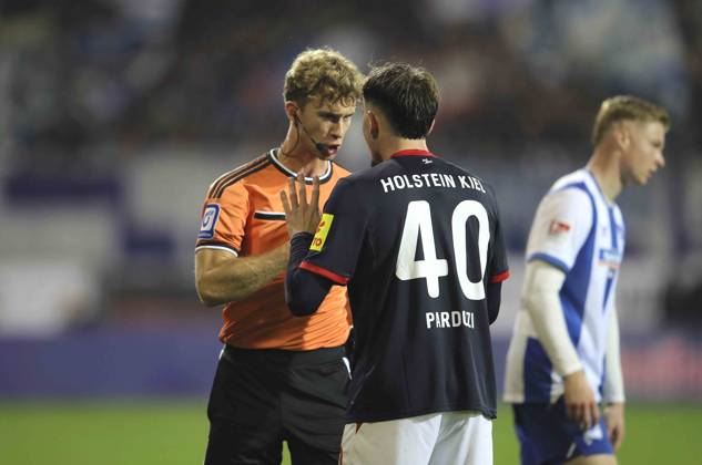Foto : Leon PARDUZI (Kiel) hat Stress mit Schiri Jarno Wienefeld Fussball 2. Bundesliga , 2. Spieltag am Fr. 16.10.2026 Holstein Kiel - Hertha BSC