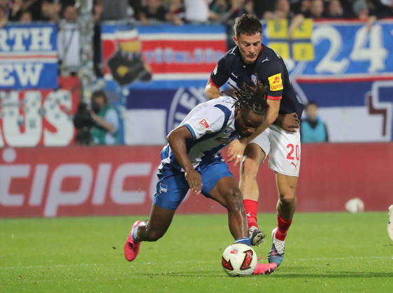 Deyovaisio Zeefuik (Hertha BSC Berlin), Adrian Kapralik (Holstein Kiel) Fussball, Herren, Saison 2026 2027, 2.BL, Holstein Stadion, Holstein Kiel gegen Hertha BSC Berlin DFL REGULATIONS PROHIBIT ANY USE OF PHOTOGRAPHS AS IMAGE SEQUENCES AND OR QUASI-VIDEO.