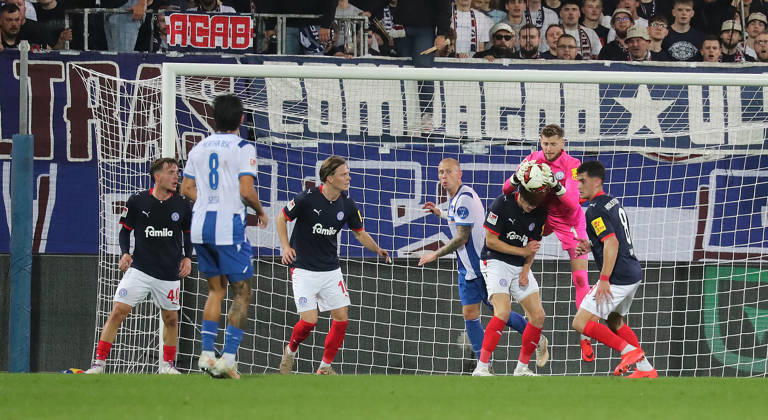 Torhueter Timon Weiner (Holstein Kiel) Fussball, Herren, Saison 2026 2027, 2.BL, Holstein Stadion, Holstein Kiel gegen Hertha BSC Berlin DFL REGULATIONS PROHIBIT ANY USE OF PHOTOGRAPHS AS IMAGE SEQUENCES AND OR QUASI-VIDEO.
