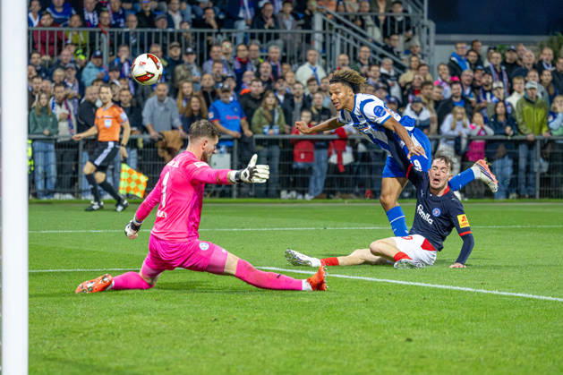 16.10.2026 Fußball 2. Bundesliga Männer Saison 2026 2027 8. Spieltag Holstein Kiel - Hertha BSC (Kiel in Dunkelblau, Berlin in Weiß Blau gestreift) V.l.n.r.: Timon Weiner, Oluwaseun Adewumi, Leon Parduzi Kiel Holstein Stadion, Westring 501 Schleswig Holstein Deutschland