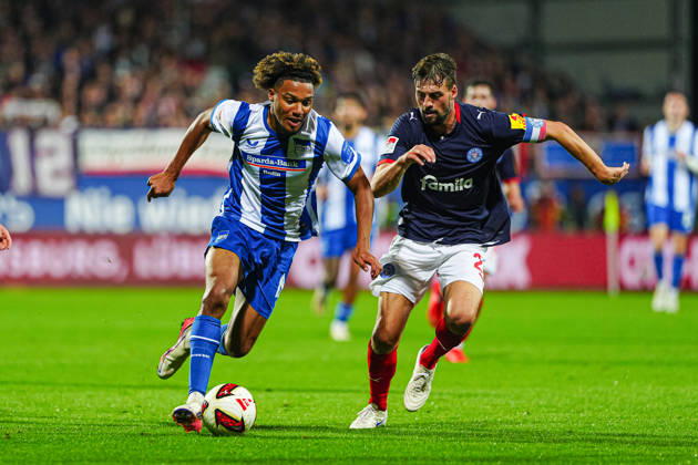 Oluwaseun Adewumi (Hertha BSC, 19), Jonas Meffert (Holstein Kiel, 28) GER, Holstein Kiel vs. Hertha BSC, Fußball, 2. Bundesliga, Spieltag 08, Saison 2026 2027, 16.10.2026 DFL REGULATIONS PROHIBIT ANY USE OF PHOTOGRAPHS AS IMAGE SEQUENCES AND OR QUASI-VIDEO GER, Holstein Kiel vs. Hertha BSC, Fußball, 2. Bundesliga, Spieltag 08, Saison 2026 2027, 16.10.2026 Kiel Copyright: xEibner-Pressefoto MarcelxvonxFehrnx EP_MFN