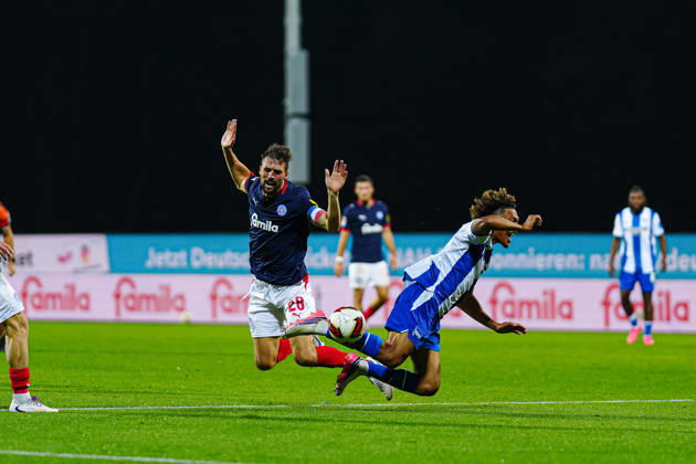 Jonas Meffert (Holstein Kiel, 28), Oluwaseun Adewumi (Hertha BSC, 19) GER, Holstein Kiel vs. Hertha BSC, Fußball, 2. Bundesliga, Spieltag 08, Saison 2026 2027, 16.10.2026 DFL REGULATIONS PROHIBIT ANY USE OF PHOTOGRAPHS AS IMAGE SEQUENCES AND OR QUASI-VIDEO GER, Holstein Kiel vs. Hertha BSC, Fußball, 2. Bundesliga, Spieltag 08, Saison 2026 2027, 16.10.2026 Kiel Copyright: xEibner-Pressefoto MarcelxvonxFehrnx EP_MFN