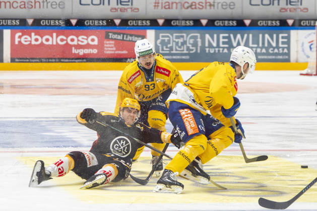 LUGANO, SWITZERLAND - OCTOBER 16: Topscorer Jere Innala of Lugano L) against Yannick Frehner of Davos C) and Filip Zadina of Davos R) during the game between HC Lugano v HC Davos at the Corner Arena on October 16, 2026 in Lugano, Switzerland. Lugano Ticino Switzerland Copyright: xJustPictures.ch JarixPestelaccix jp-en-EuSpIm-JP6_JAr_NL_HCL_HCDavos_16Ott2026_000018