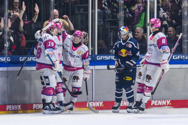 im Bild v.l.: Tor, Treffer, Jubel, Torjubel, Freude, Begeisterung, feiert, nach Führungstreffer zum 2:1 durch Liam Kirk (Eisbären Berlin 94), GER, Berlin, Eishockey, DEL 1, Eisbaeren Berlin vs EHC Red Bull Muenchen, in der Uber Arena, 16.10.2026, Copyright: HMBxMedia UwexKoch