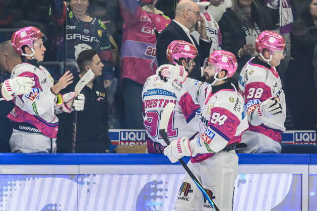 im Bild v.l.: Tor, Treffer, Jubel, Torjubel, Freude, Begeisterung, feiert, nach Führungstreffer zum 2:1 durch Liam Kirk (Eisbären Berlin 94), GER, Berlin, Eishockey, DEL 1, Eisbaeren Berlin vs EHC Red Bull Muenchen, in der Uber Arena, 16.10.2026, Copyright: HMBxMedia UwexKoch