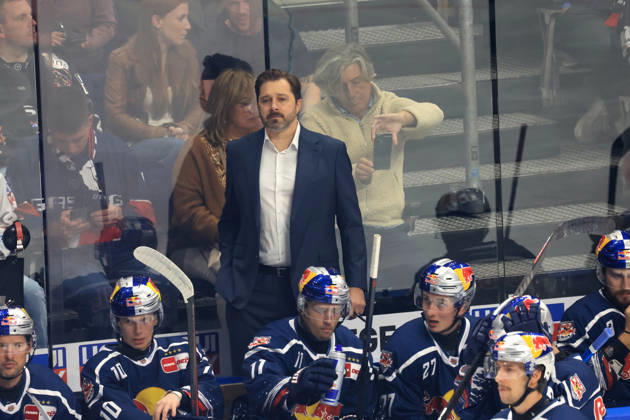 16.10.2026, DEU, GER, Eishockey, 9.Spieltag, Saison 2026 27, Berlin, Eisbaeren Berlin vs. RB Muenchen Trainer OLIVER DAVID ( RedBull Muenchen ), RedBull Muenchen-Spielerbank nordphoto GmbH Engler Berlin Uber-Arena Berlin Deutschland Copyright: xNordphotox xEnglerx