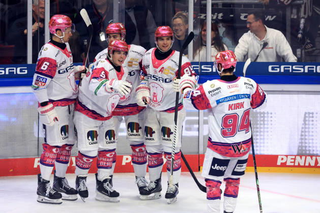 16.10.2026, DEU, GER, Eishockey, 9.Spieltag, Saison 2026 27, Berlin, Eisbaeren Berlin vs. RB Muenchen 1:0 durch Ty Ronning ( Eisbaeren Berlin 9 ), Jubel, jubelt, Freude, Glueck, gluecklich, positive Emotionen, nordphoto GmbH Engler Berlin Uber-Arena Berlin Deutschland Copyright: xNordphotox xEnglerx