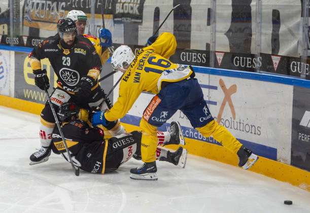 LUGANO, SWITZERLAND - OCTOBER 16: Giovanni Morini of Lugano L) and Olle Lycksell of Lugano C) against Calle Andersson of Davos 2nd L) and Guus Van der Kaaij of Davos R) during the game between HC Lugano v HC Davos at the Corner Arena on October 16, 2026 in Lugano, Switzerland. Lugano Ticino Switzerland Copyright: xJustPictures.ch JarixPestelaccix jp-en-EuSpIm-JP6_JAr_NL_HCL_HCDavos_16Ott2026_000023