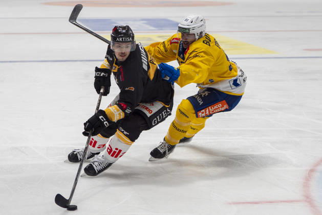 LUGANO, SWITZERLAND - OCTOBER 16: Jesper Peltonen of Lugano L) against Yannick Frehner of Davos R) during the game between HC Lugano v HC Davos at the Corner Arena on October 16, 2026 in Lugano, Switzerland. Lugano Ticino Switzerland Copyright: xJustPictures.ch JarixPestelaccix jp-en-EuSpIm-JP6_JAr_NL_HCL_HCDavos_16Ott2026_000029