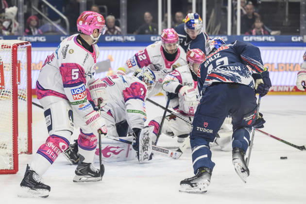 im Bild v.l.: Gerangel vor dem Tor der Eisbären, GER, Berlin, Eishockey, DEL 1, Eisbaeren Berlin vs EHC Red Bull Muenchen, in der Uber Arena, 16.10.2026, Copyright: HMBxMedia UwexKoch