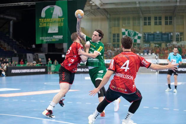 Handball, HBL2: SC DHfK Leipzig - ASV Hamm-Westfalen; 16.10.2026 Dean Bombac (44, SC DHfK Leipzig) wird aufgehalten. Handball, 2. Bundesliga, Saison 2026 2027, 8. Spieltag: SC DHfK Leipzig vs. ASV Hamm-Westfalen am 16.10.2026 in der Quarterback Immobilien Arena Leipzig. Copyright: xBEAUTIFULxSPORTS JanxKaeferx