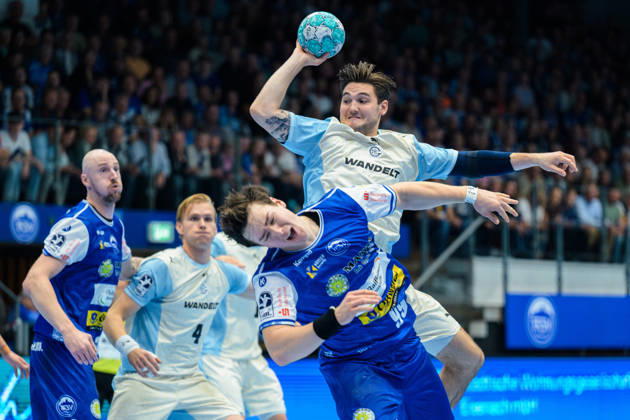 Ludvig Hallback (VfL Gummersbach, 20) im Wurf, Tillman Leu (ThSV Eisenach, 99), Ellidi Vidarsson (VfL Gummersbach, 04), Dominik Solak (ThSV Eisenach, 30) GER, ThSV Eisenach gegen VfL Gummersbach, 1. Opel Handballbundesliga, Handball, 9.Spieltag, Saison 2026 2027, 20.00 Uhr, 16.10.2026 GER, ThSV Eisenach gegen VfL Gummersbach, 1. Opel Handballbundesliga, Handball, 9.Spieltag, Saison 2026 2027, 20.00 Uhr, 16.10.2026 Eisenach Copyright: xMartinxHerbstx